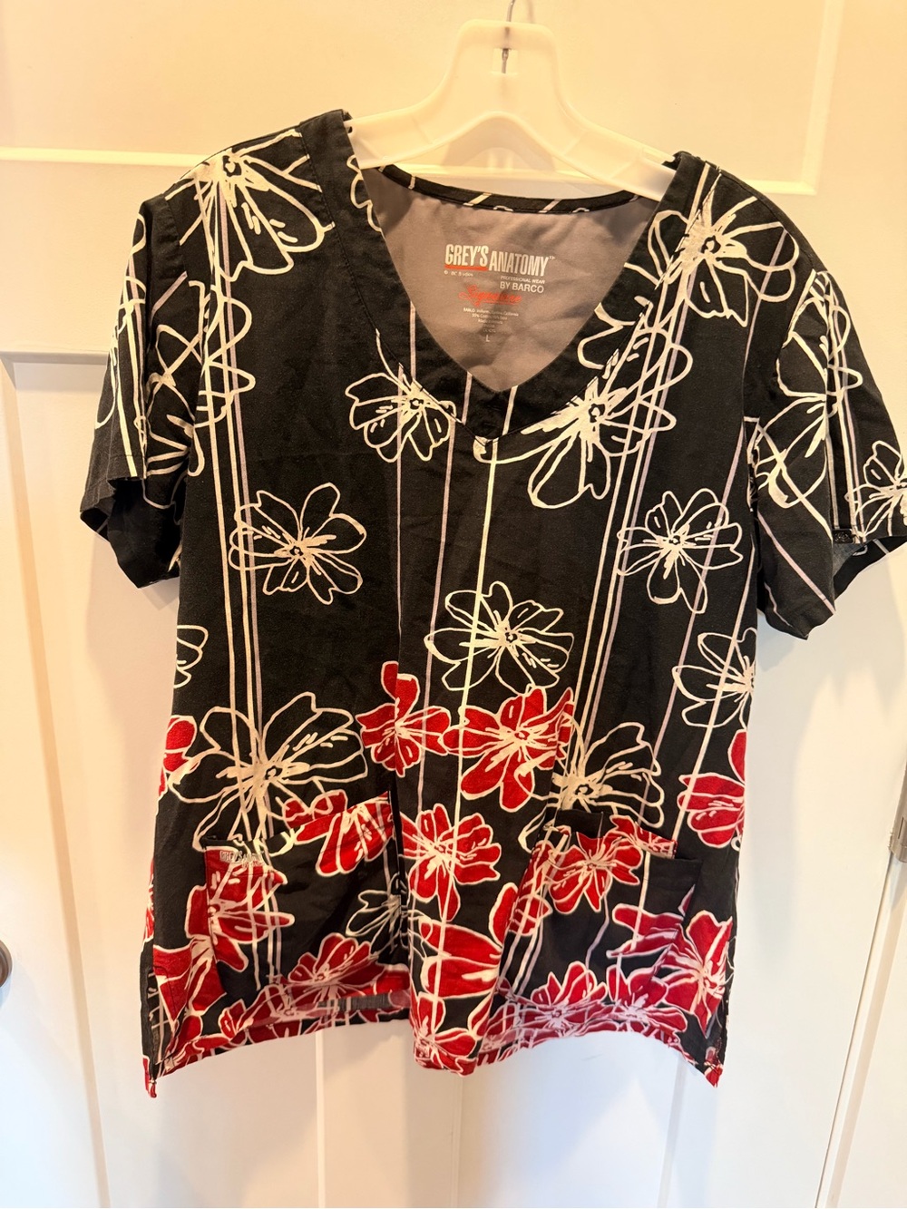 Grey’s Anatomy Barco Signature Floral Scrub Top Black Red Size L